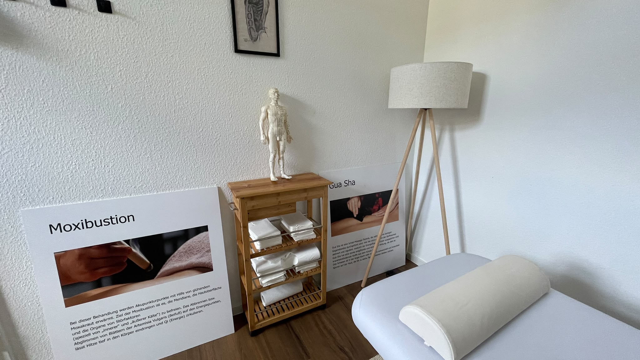 Behandlungsraum mit Massageliege