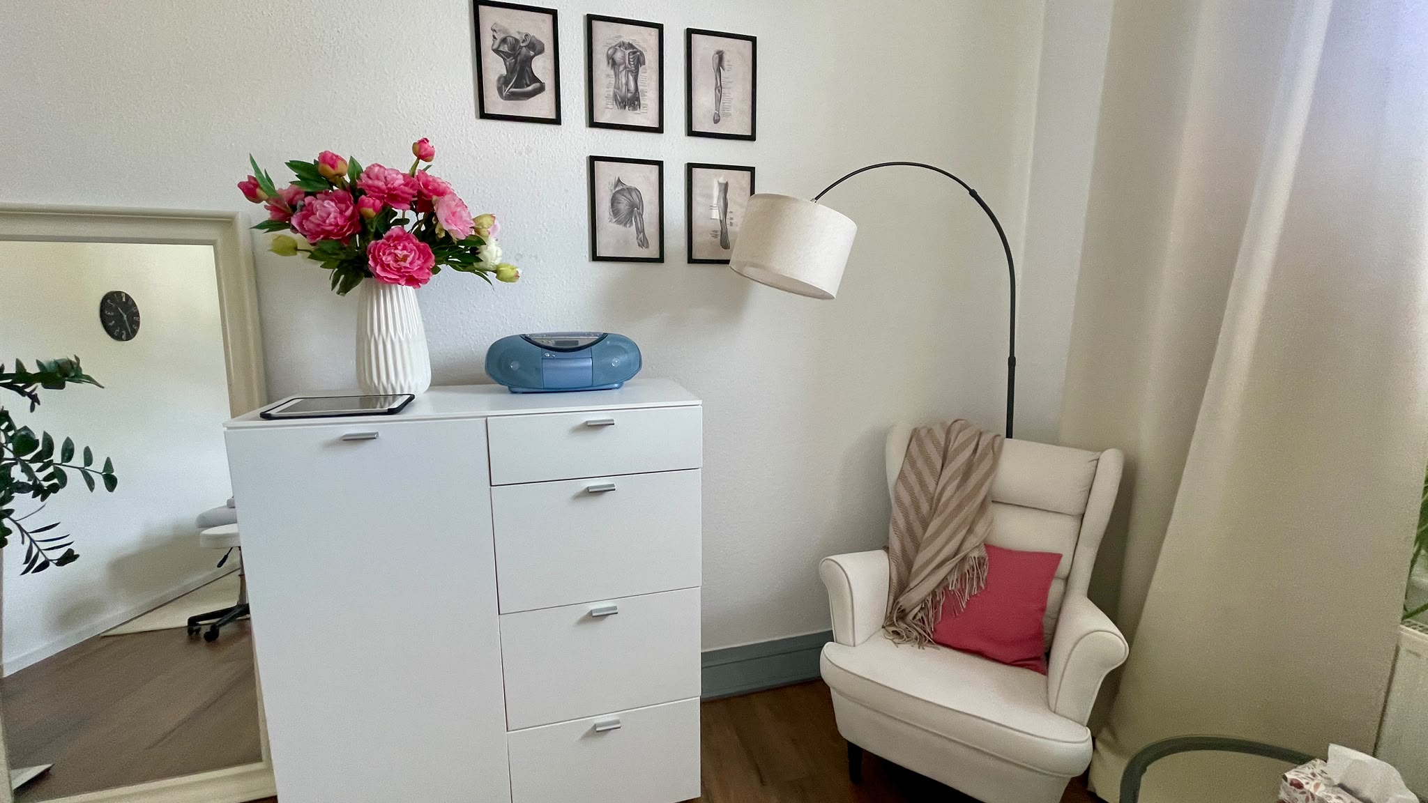 Heller Empfangsbereich bei Lou Massage
