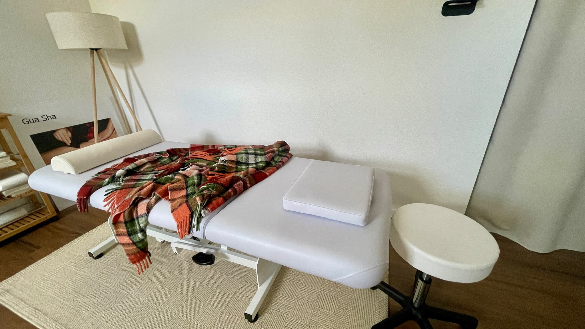 Vorbereitete Massageliege im Behandlungsraum